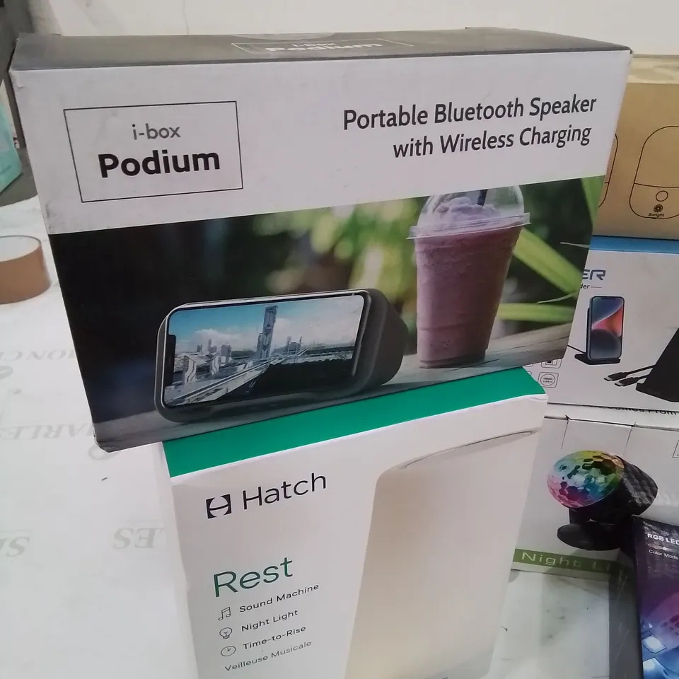 BOX CONTAINING LARGE AMOUNT OF BOXED ELECTRICAL ITEMS TO INCLUDE: PHONE CASES, SMART PHONE/TABLET HOLDER, HIMALAYAN SALT LAMP, CHARGER CABLES ETC.