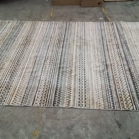 QUALITY DESIGNER AREA RUG // APPROX SIZE: 195 X 290 cm