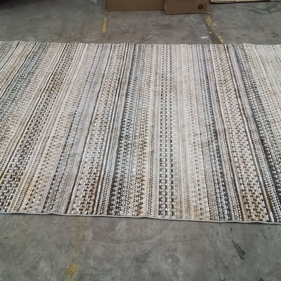 QUALITY DESIGNER AREA RUG // APPROX SIZE: 195 X 290 cm