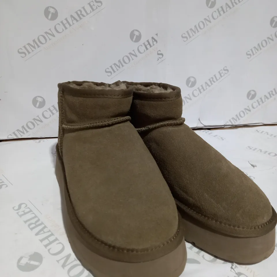 UGG WOMENS BOOTS THICK SOLE TAUPE SIZE - UK 9.5