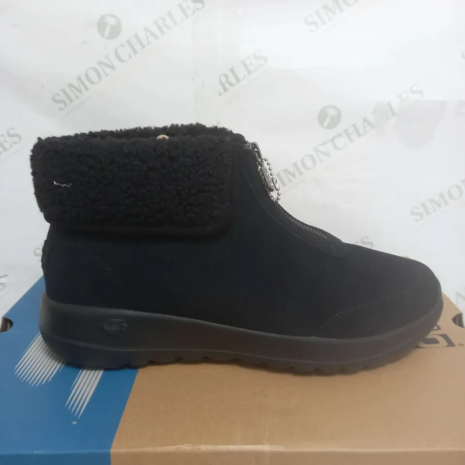 BOXED SKECHERS BLACK JOY ZIP BOOTS - SIZE 6
