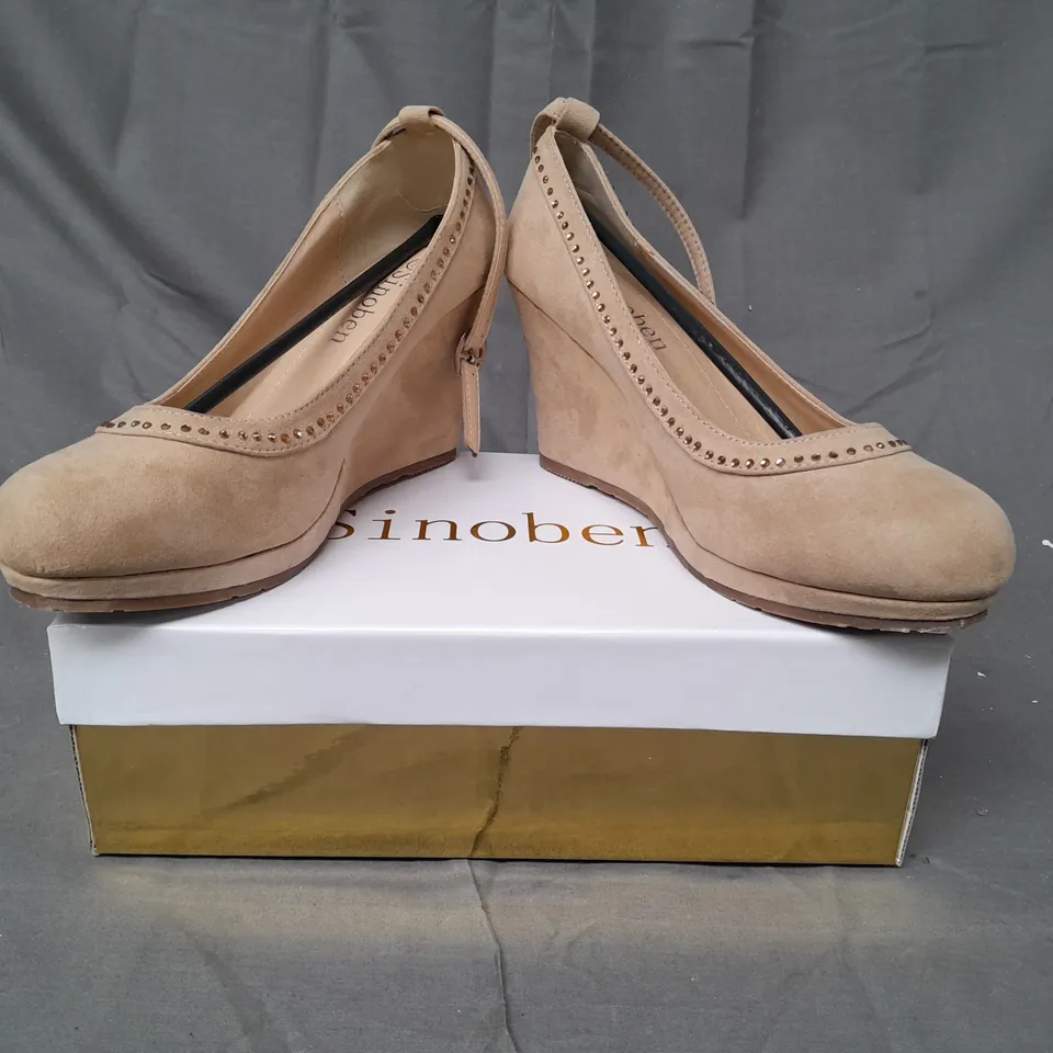 BOX OF APPROXIMATELY 10 BOXED PAIRS OF SINOBEN CLOSED TOE WEDGES IN TAN - VARIOUS SIZES
