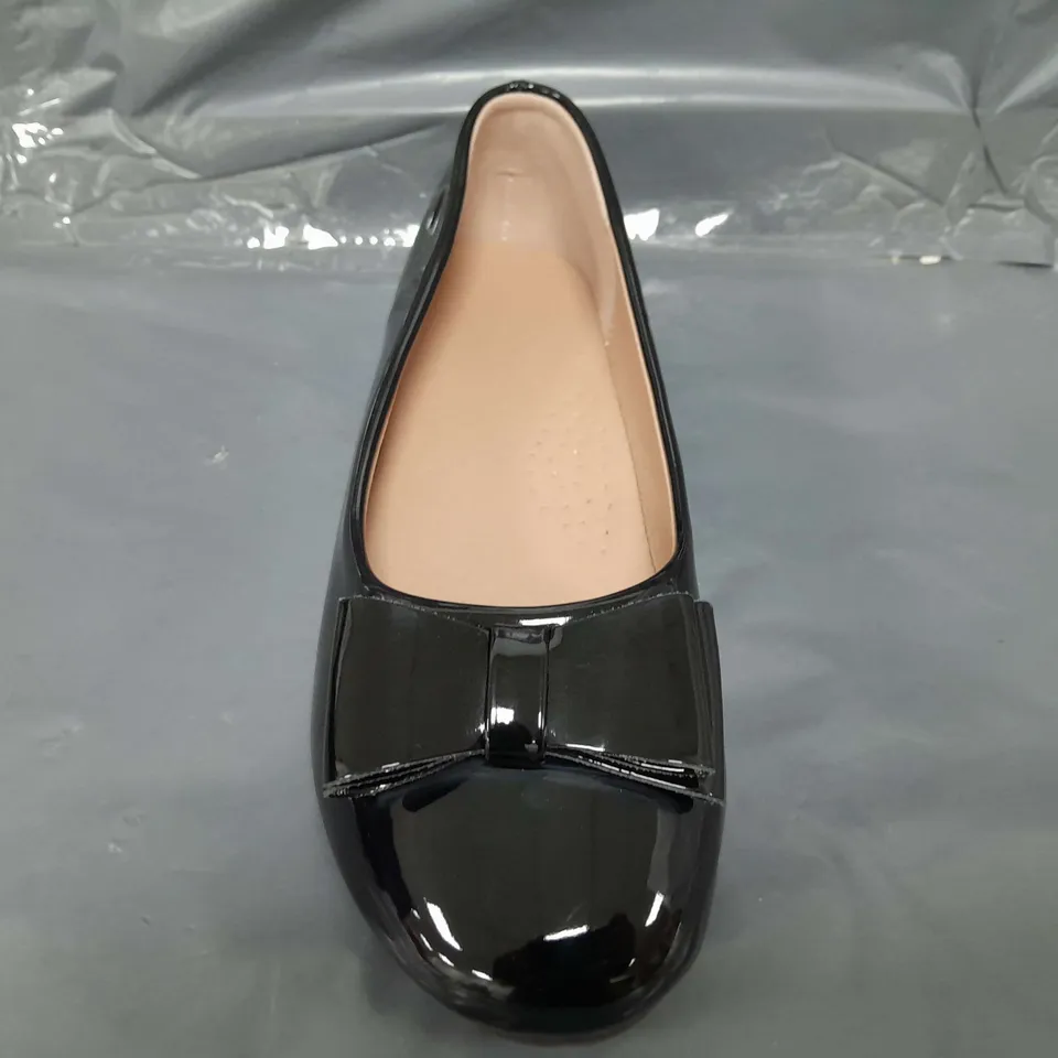 BOXED PAIR OF DESIGNER FLAT SLIP-ON SHOES IN GLOSSY BLACK W. BOW DETAIL EU SIZE 36