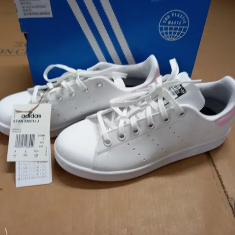 BOXED ADIDAS STAN SMITH J TRAINERS IN WHITE - UK 4