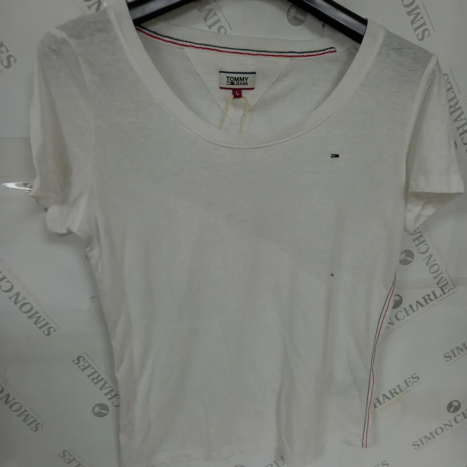 TOMMY HILFIGER LOGO LOW NECK T-SHIRT SIZE L