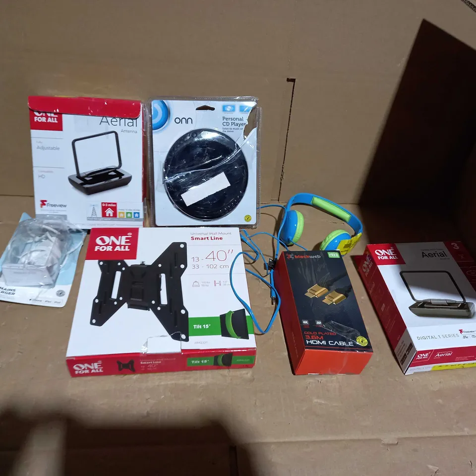 LOT OF APPROX 15 ASSORTED ELECTRICAL ITEMS TO INCLUDE: HDMI CABLE, AERIAL, UNIVERSAL WALL MOUNT