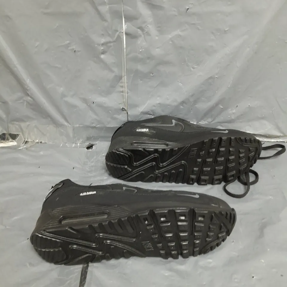 UNBOXED PAIR OF NIKE AIRMAX IN BLACK SIZE UK 8 