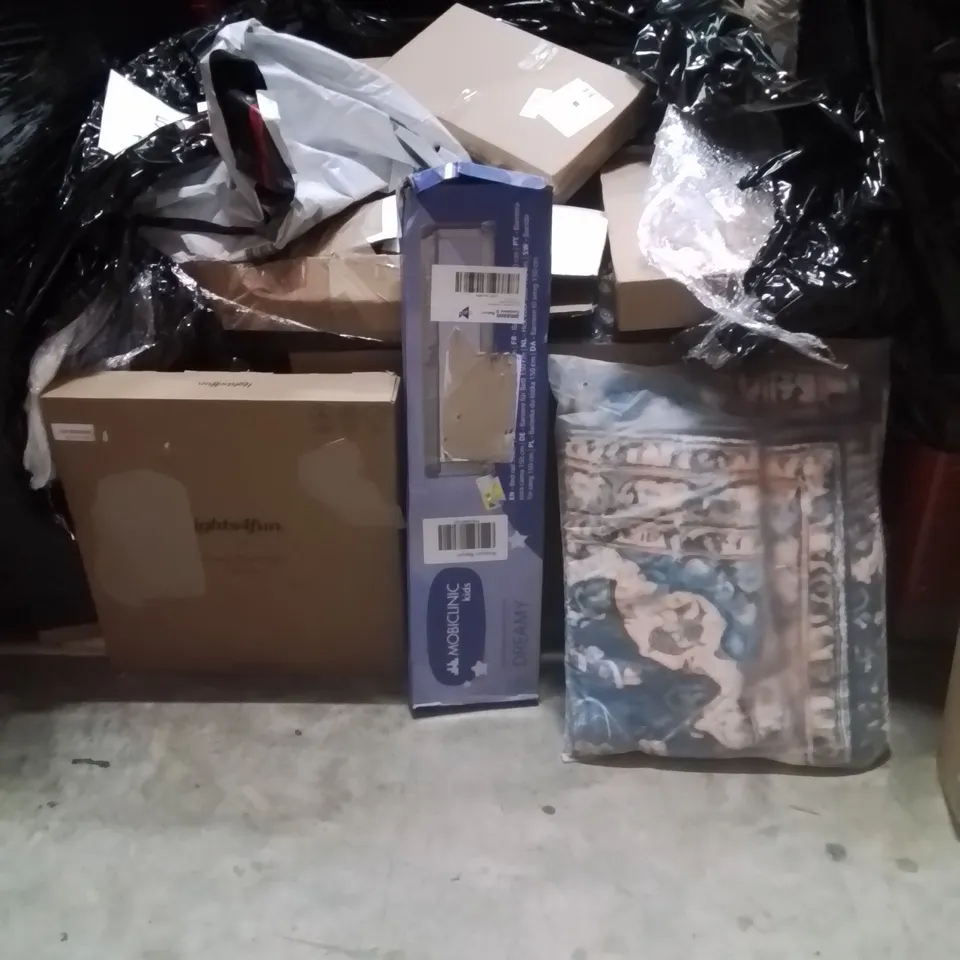 PALLET OF ASSORTED HOUSEHOLD GOODS AND PRODUCTS TO INCLUDE;RUG,REINDEER DECORATION,PLAYMAT