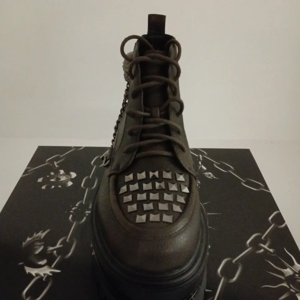 BOXED PAIR OF KOI CHAINED UP ENVY SKULL HARDWARE PLATFORM BOOTS – UK SIZE 6
