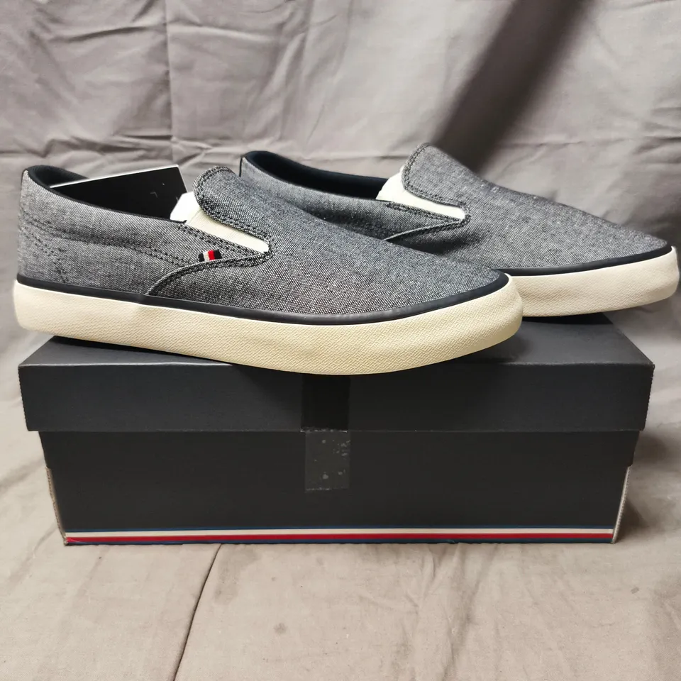 BOXED PAIR OF TOMMY HILFIGER LOW SLIP-ON SHOES IN NAVY SIZE UK 6.5