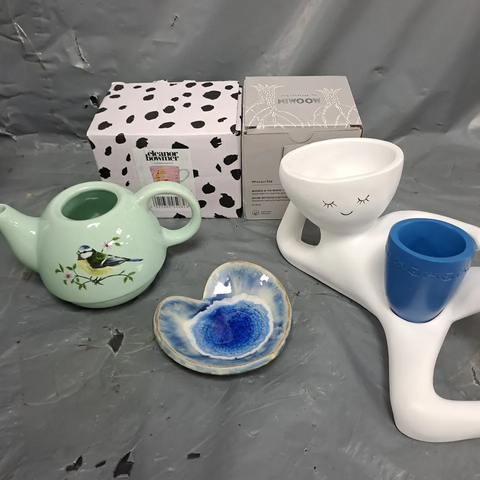 APPROXIMATELY 10 ASSORTED HOUSEHOLD ITEMS TO INCLUDE CANDLE HOLDER, TEA POT, MUGS ETC 