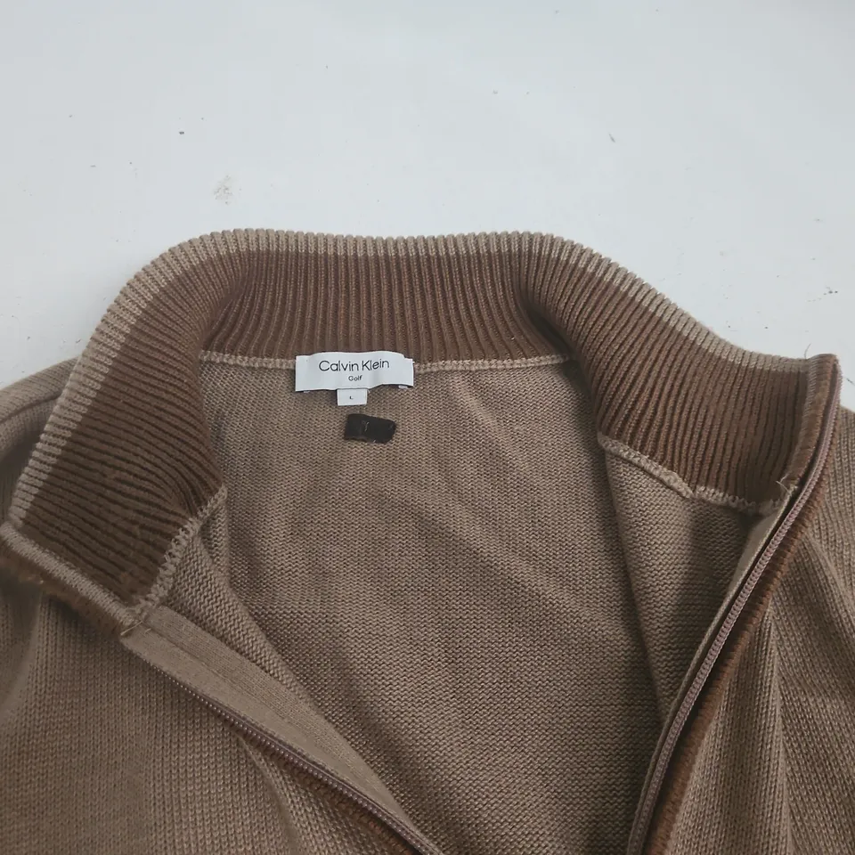 CALVIN KLEIN GLF 1/4 ZIP JUMPER IN BROWN - L