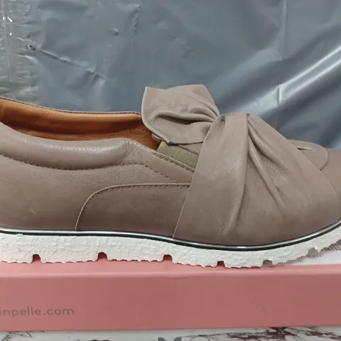 BOXED MODA IN PELLE ANETTE LEATHER BOW TWIST UPPER WITH FLEX SOLE TRAINERS IN TAUPE - SIZE 40