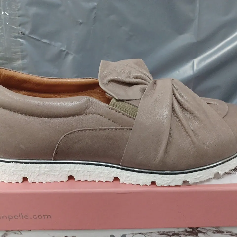 BOXED MODA IN PELLE ANETTE LEATHER BOW TWIST UPPER WITH FLEX SOLE TRAINERS IN TAUPE - SIZE 40