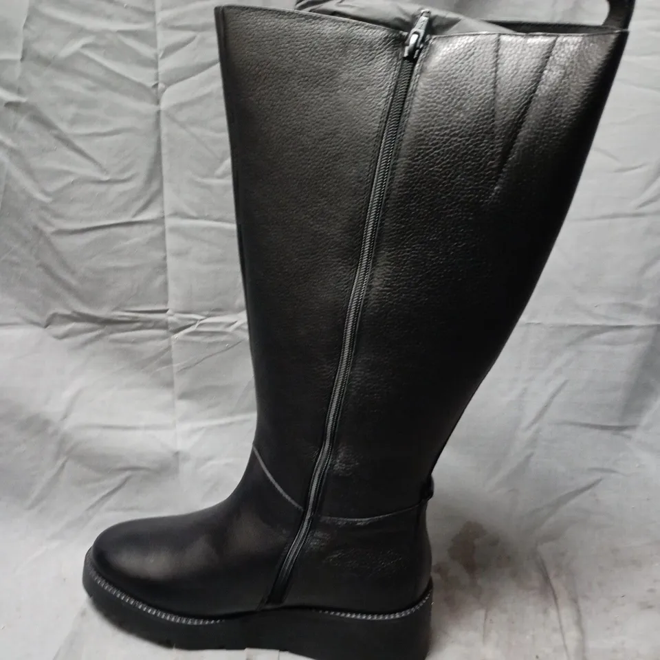 JD WILLIAMS BLACK LEATHER LOOK KNEE-HIGH BOOTS – EX WIDE UK 6