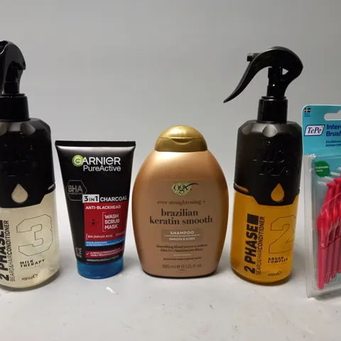 BOX OF APPROX 15 ASSORTED HEALTH AND BEAUTY ITEMS TO INCLUDE - GARNIER WASH SCRUB MASK - OGZ SHAMPOO - TEPE ANGLE BRUSH ETC