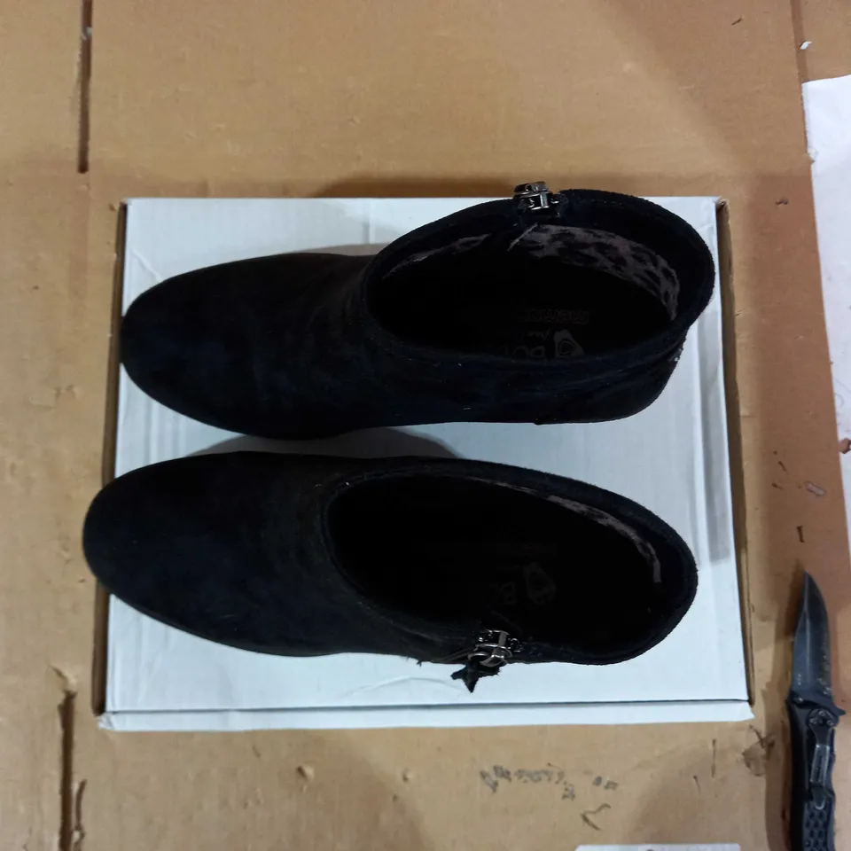 PAIR OF SKECHERS TUMBLE WEED SUN CHASE WEDGE SIDE ZIP SHOE BOOT BLACK - SIZE 4 