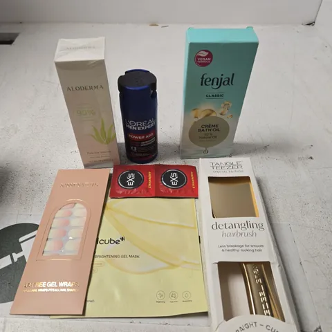 APPROXIMATELY 15 ASSORTED HEALTH & BEAUTY PRODUCTS TO INCLUDE BATH OIL, GEL WRAPS, GEL MASK ETC