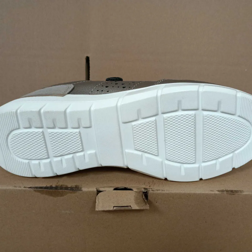 BOXED PAIR OF WOMENS METALLIC SILVER LEATHER SNEAKER - UK SIZE 7