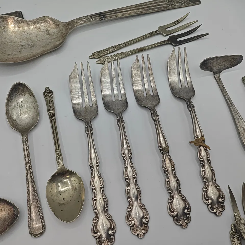 LOT OF 37 PIECES OF VINTAGE CUTLERY TO INCLUDE CHEESE KNIFE, SPEENS FORKS AND KNIVES