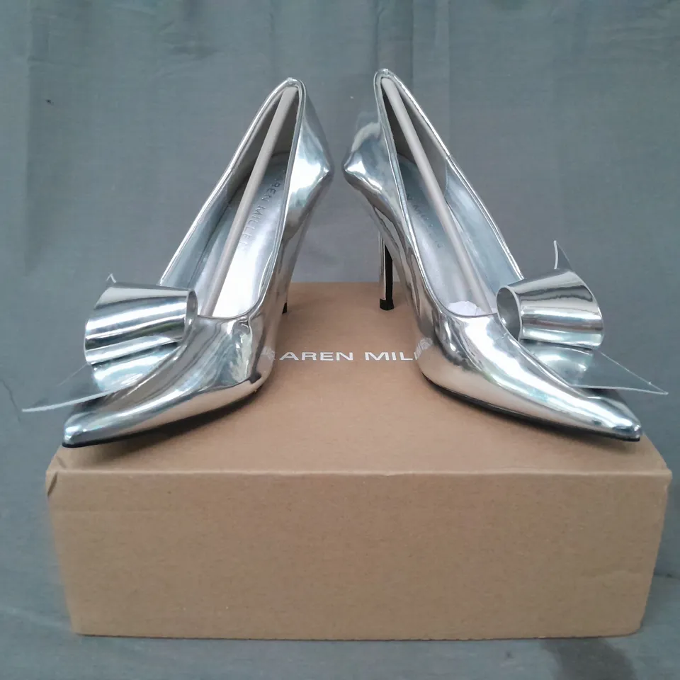 BOXED PAIR OF KAREN MILLED TWIST BOW DETAIL POINTED TOE HEELS IN METALLIC SILVER SIZE 5