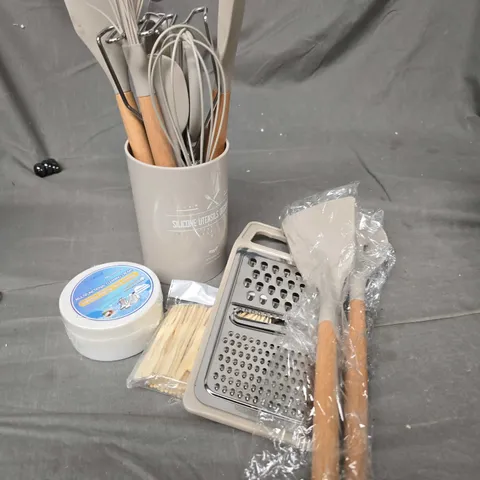 APPROXIMATELY 15 ASSORTED HOUSEHOLD ITEMS TO INCLUDE UTENSILS, CLEANING CREAM, CHEESE GRATER ETC