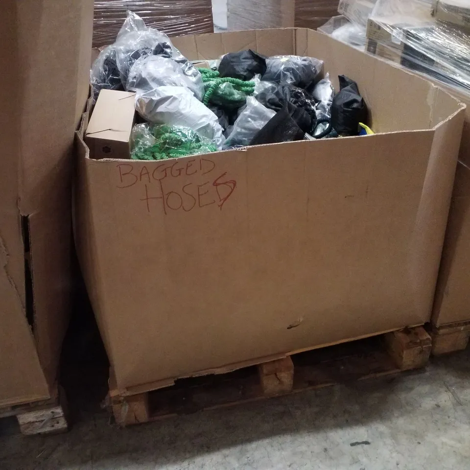 PALLET CONTAINING ASSORTED GARDEN HOSES