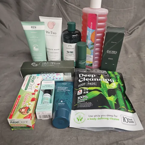 APPROXIMATELY 20 ASSORTED HEALTH & BEAUTY PRODUCTS TO INCLUDE - PLANTMADE DERMA ROLLER - REN CLEAN SKINCARE GENTLE CLEANSING GEL - GUTOLOGY MINERAL TOOTHPASTE - ETC