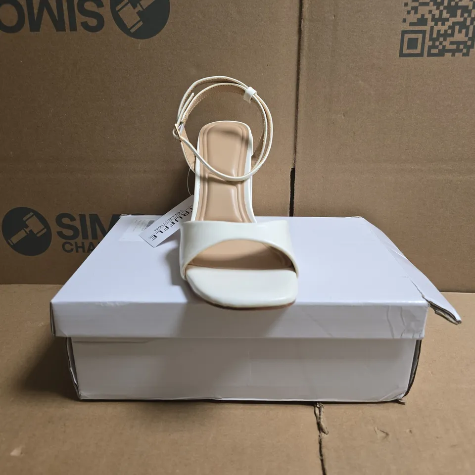 BOXED PAIR OF TRUFFLE COLLECTION OPEN TOE BLOCK HEEL SANDALS IN WHITE SIZE UK 6