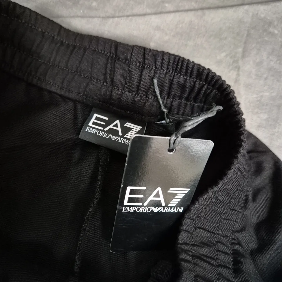 EA7 EMPORIO ARMANI BLACK SHORTS – UK 14 (14A)