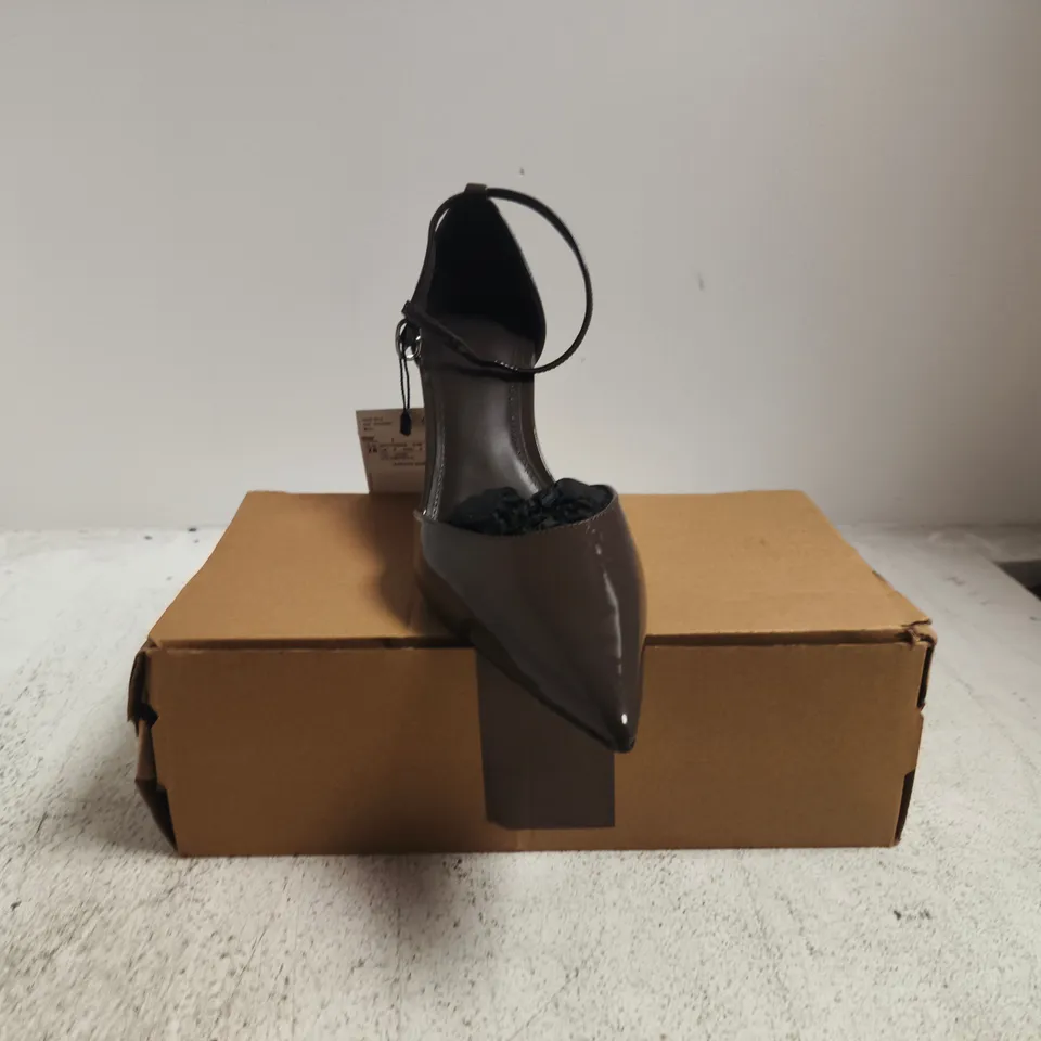 BOXED PAIR OF MANGO WOMENS POINTED TOE STILETTO HEELS IN CHOCOLATE SIZE UK 5
