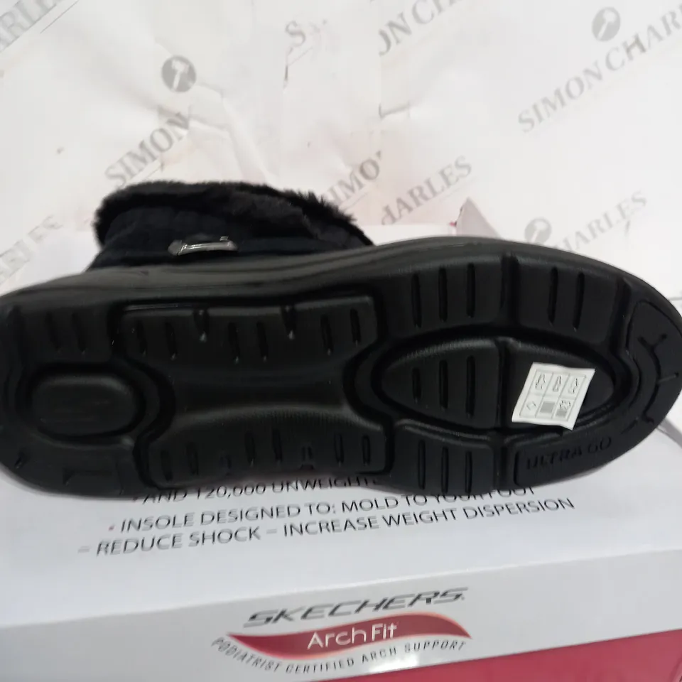 BOXED SKECHERS GO BOOTS IN BLACK - SIZE 6 RRP £20
