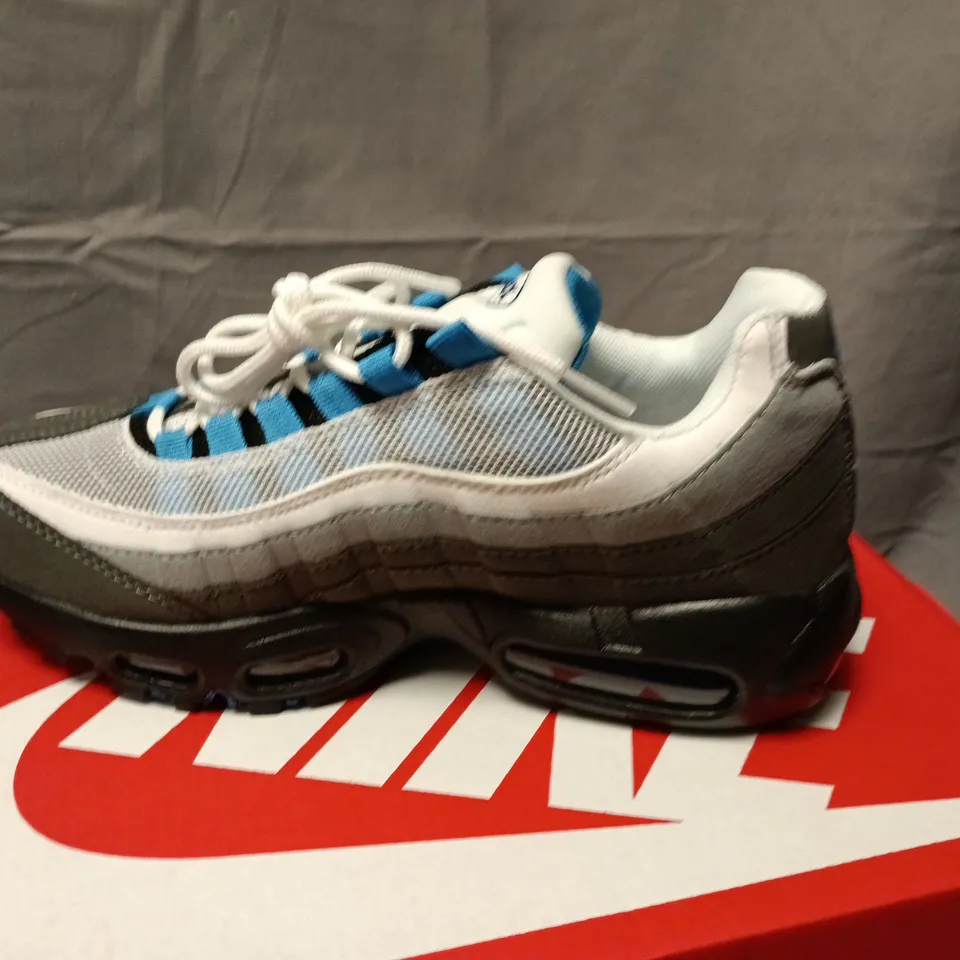 BOXED NIKE AIR MAX 95 TT TRAINERS – GREY/WHITE/BLUE, UK 6 (US 7, EU 40)
