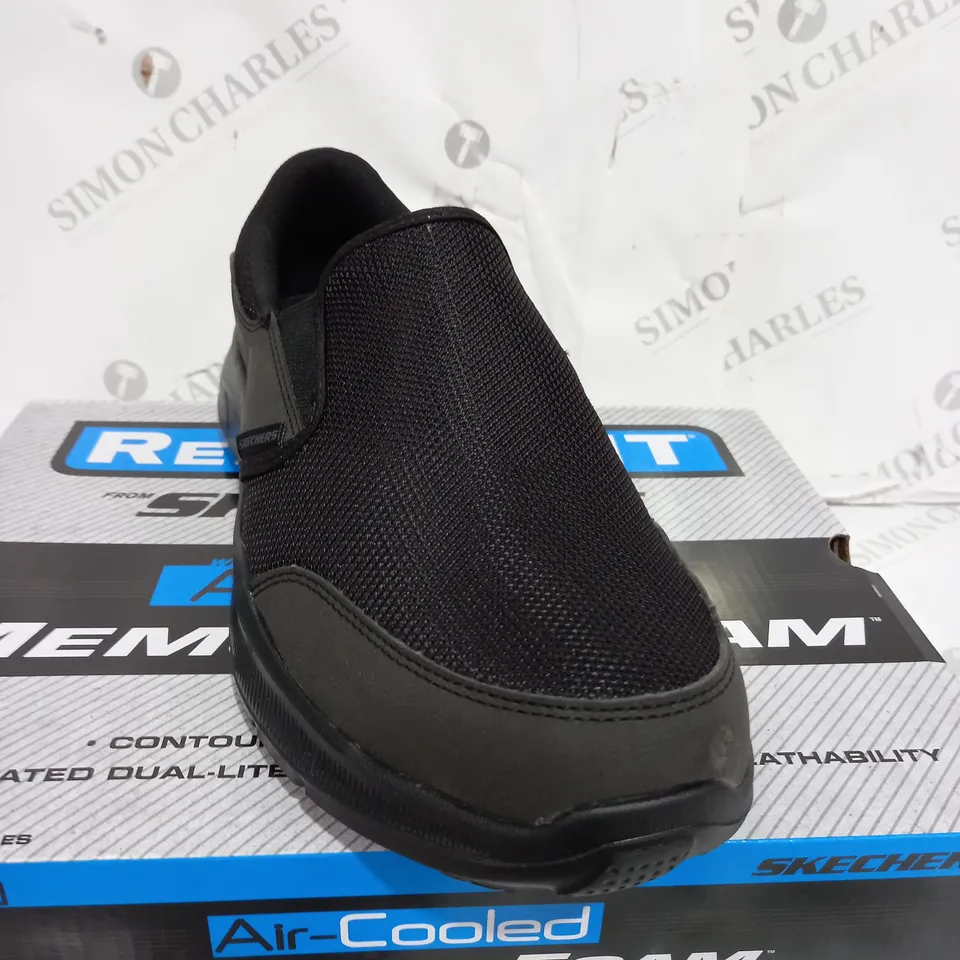 BOXED PAIR OF SKECHERS AIR COOLED MEMORY FOAM TRAINERS IN BLACK SIZE 9