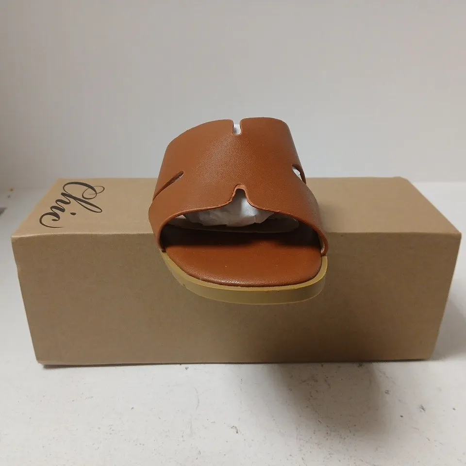 BOXED PAIR OF CHIC OPEN TOE FLAT SANDALS IN DEEP TAN SIZE UK 5