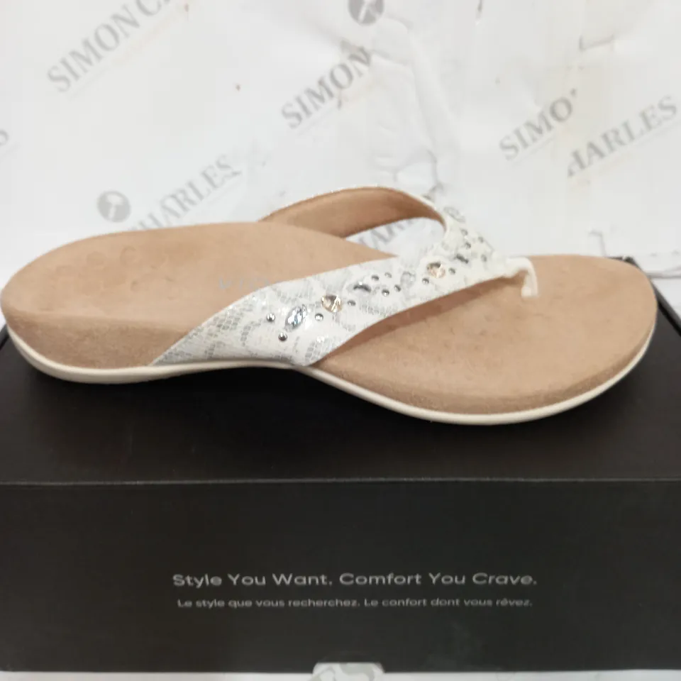 BOXED PAIR OF LUCIA SANDALS IN WHITE SIZE 7