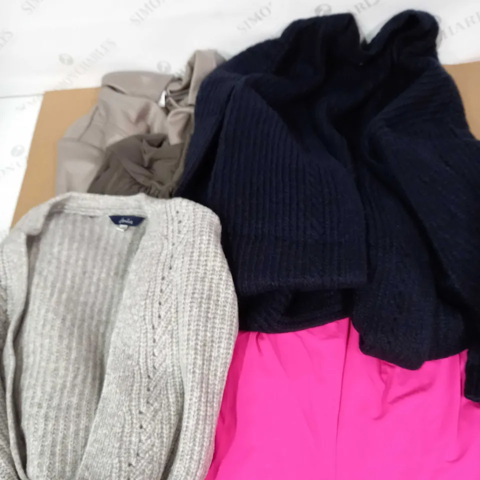 LOT OF 5 CLOTHES INCLUDING 2 KARDIGANS (SIZE 12 UK), 2 BAGGY PANTS (SIZE M), JACKET (SIZE M)