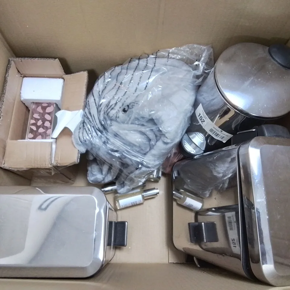 LOT OF ASSORTED HOUSEHOLD ITEMS TO INCLUDE PUMPKIN CARVING KITS, SEASONAL BAUBLES,TRAINING GLOVES AND STAINLESS STEEL BINS