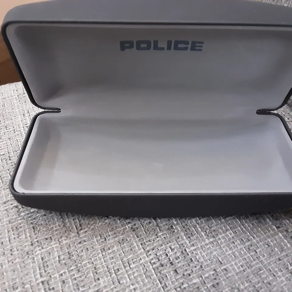 BOX CONTAINING POLICE SUNGLASSES CASE , GREY 