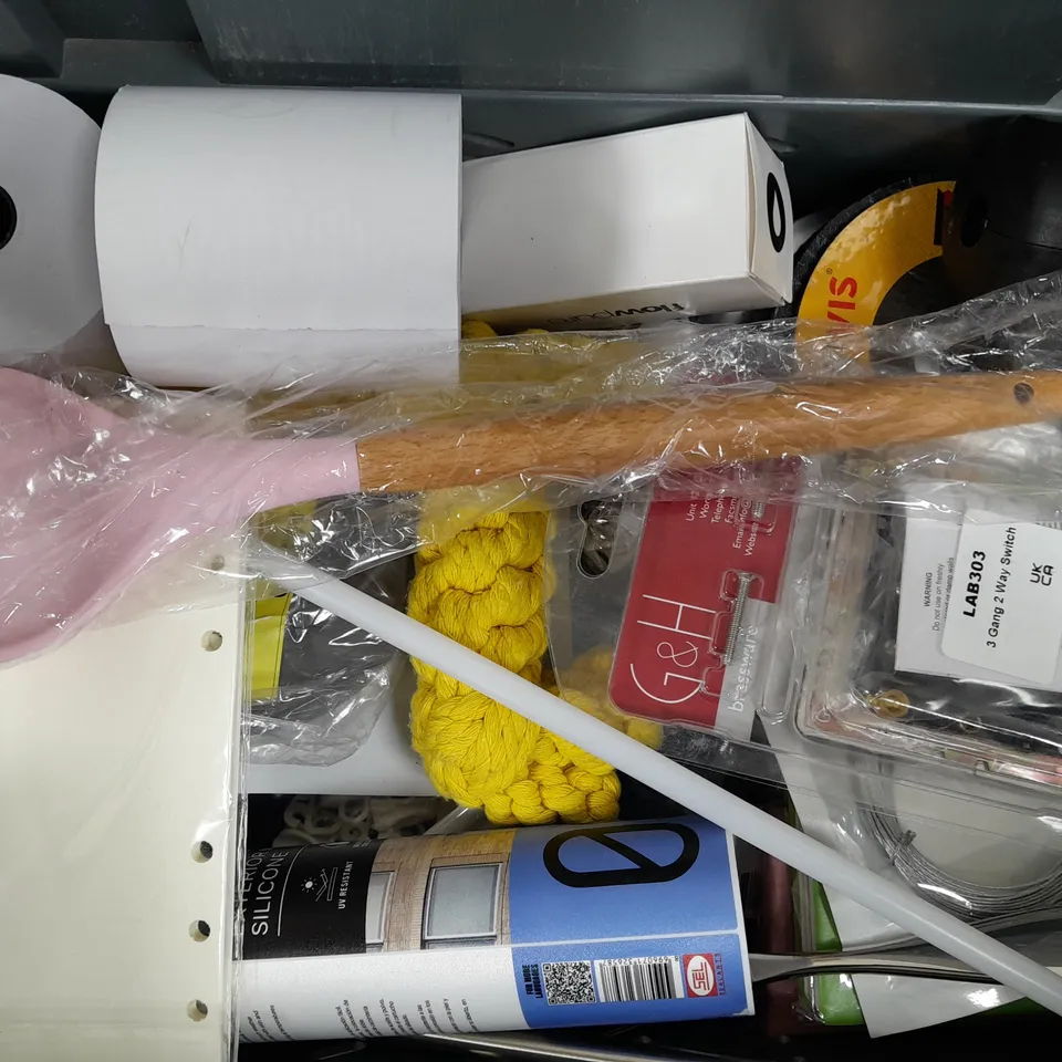 TOTE OF APPROXIMATELY 10 ASSORTED HOUSEHOLD ITEMS