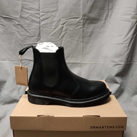 BOXED PAIR OF DR. MARTENS 2976 MONO BLACK SMOOTH CHELSEA BOOTS – UK 6½