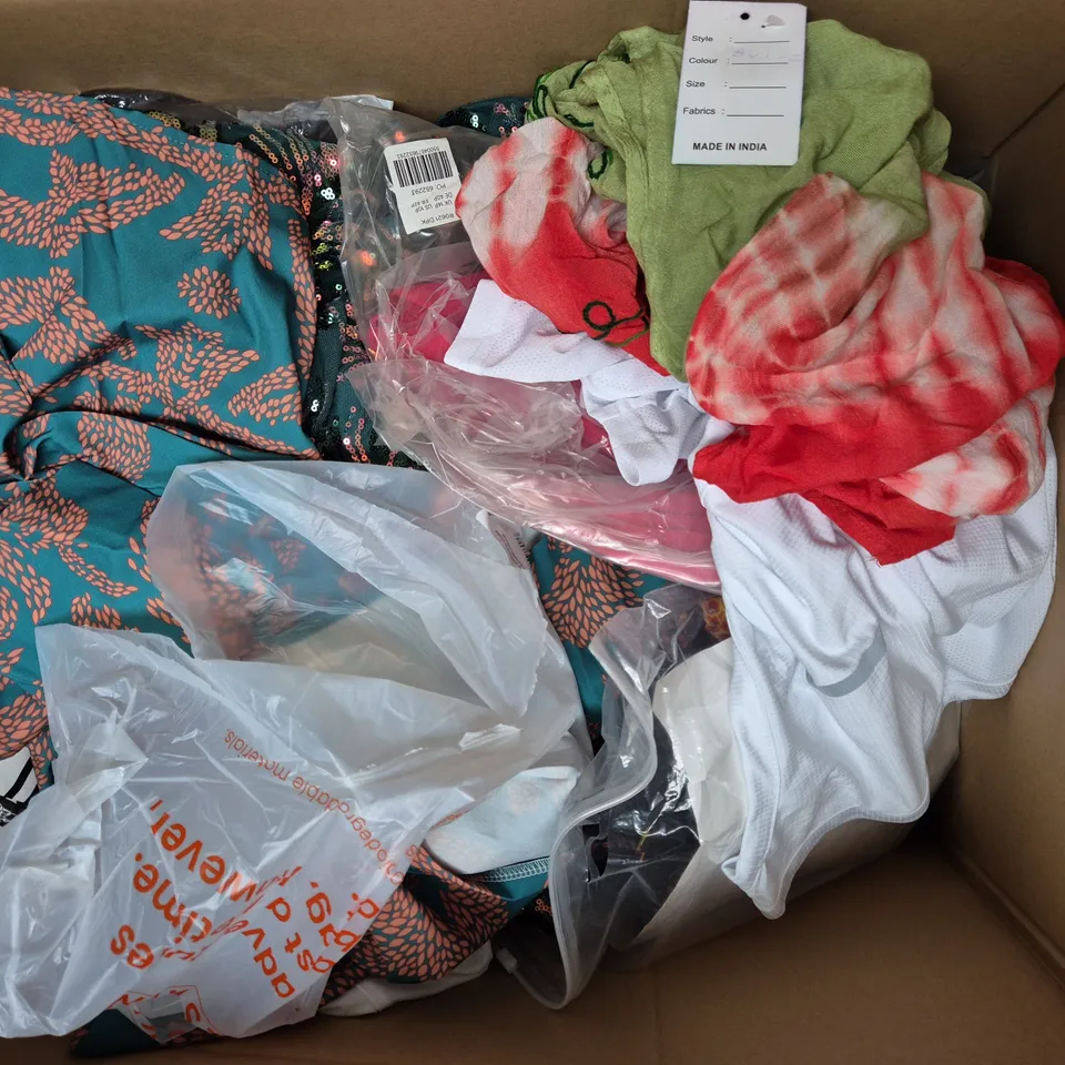 APPROXIMATELY 20 ASSORTED CLOTHING ITEMS IN VARIOUS SIZES TO INCLUDE - BOXERS , GLOVES , SOCKS ETC