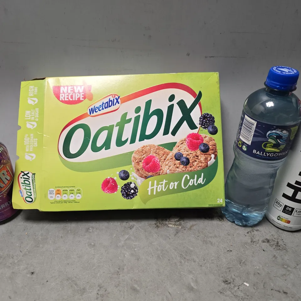 APPROXIMATELY 6 ASSORTED FOOD & DRINK ITEMS TO INCLUDE - OATIBIX , BARR RASPBERRY , HUEL STRAWBERRIES & CREAM ETC