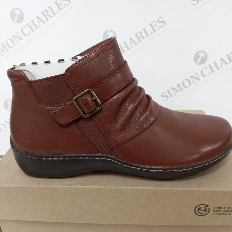 BOXED CLARKS CORA ROUCHED IN DARK TAN LEA - UK 6