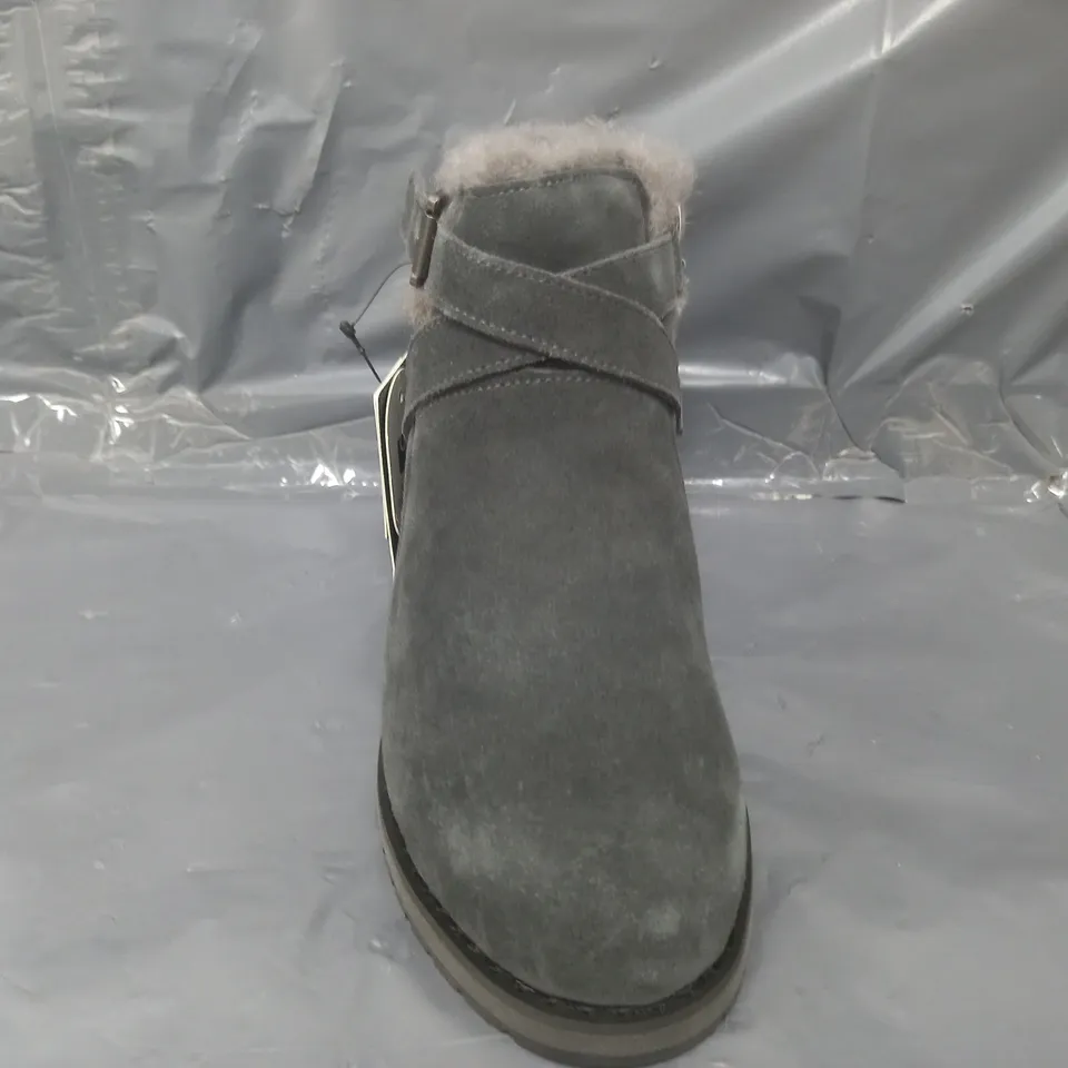 BOXED PAIR OF EMU AUSTRALIA SUEDE BOOTS IN GREY SIZE 4