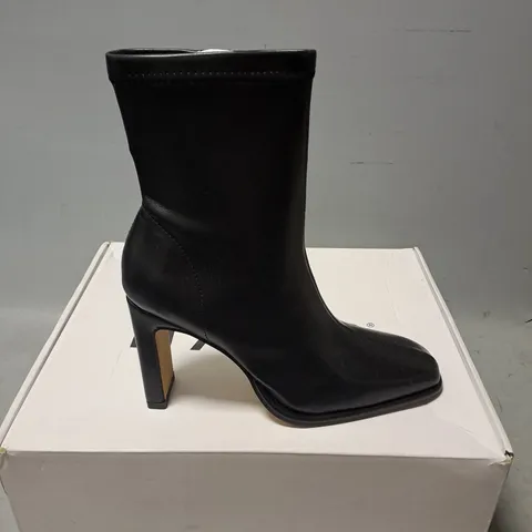 BOXED PAIR OF NA-KD SLIM HEELED ANKLE BOOT IN BLACK SIZE 4