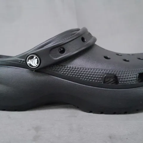 PAIR OF CROCS CLASSIC PLATFORM CLOGS IN BLACK UK SIZE 6