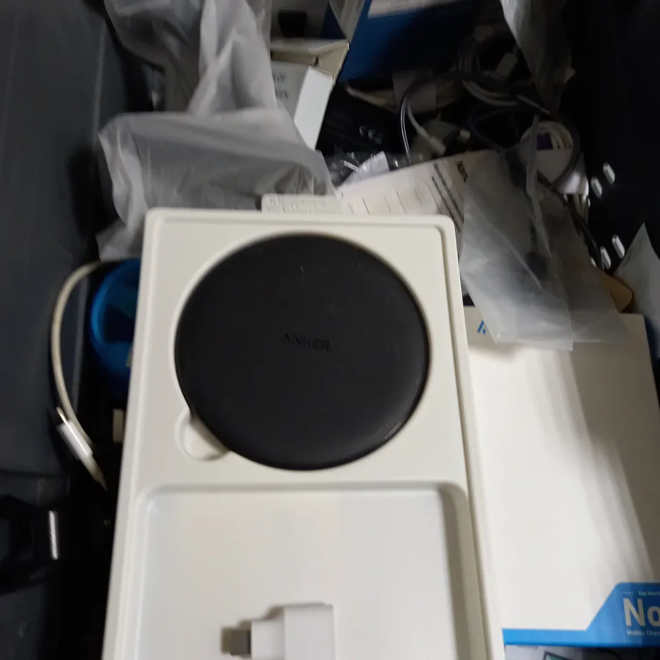 LOT OF APPROXIMATELY 25 MOBILE AND TABLET ACCESSORIES TO INCLUDE CHARGING CABLES AND POWER ADAPTERS