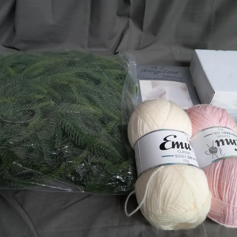 BOX OF APROXIMATELY 12 ASSORTED HOUSEHOLD ITEMS TO INCLUDE WOOL , TOTE BAGS , PILLOW CASES 