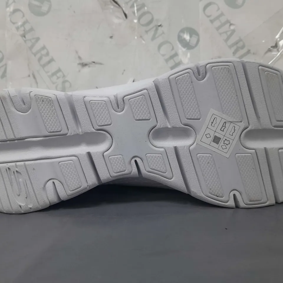 PAIR OF SKECHERS ARCH FIT TRAINERS IN WHITE SIZE 6